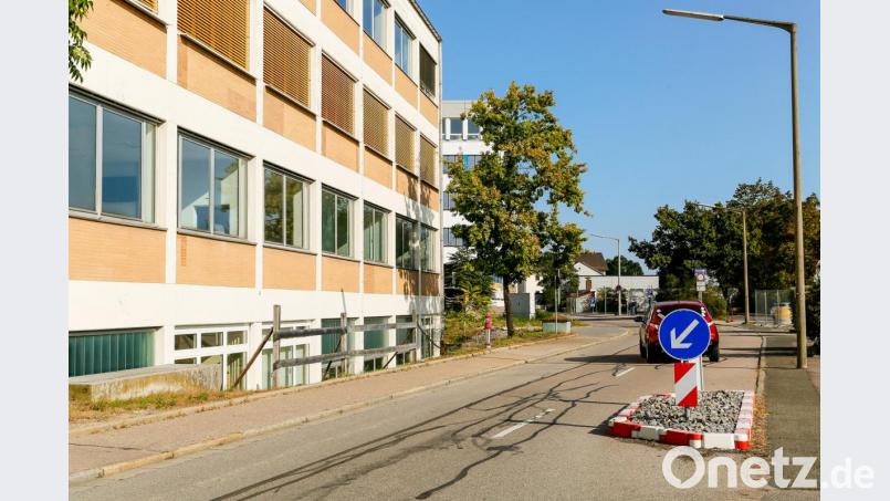 Die Zufahrtssituation am Beruflichen Schulzentrum Schwandorf wird neu geregelt. Eine Verschwenkung der Glätzlstraße Richtung Bahngleis (rechts) schafft Raum für Bushaltestellen und Querungshilfen. Bild: Hösamer