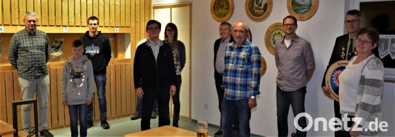 Ausgezeichnet hat der Schützenverein Groschlattengrün die Sieger des Königsschießens, zudem standen Mitgliederehrungen an. Im Bild (von links) Mathias Söllner (Sieger Meisterscheibe), Jugendkönig Elias Ott, Stefan Heindl (Festscheibe), Jubilar Otto Nothhaft, Schützenkönigin Nina Fuchs, die Jubilare Karl Schübel, Herbert Gadelmeier und Markus Zitzlmann, Wolfgang Wohlrab (Sieger Ehrenscheibe) und Vorsitzende Birgit Wohlrab. Bild: Thomas Völkl/exb