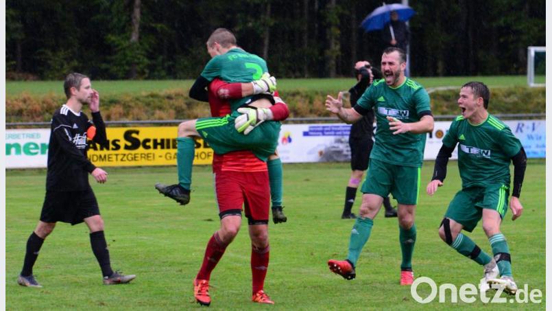 Jetzt wartet die DJK Gebenbach auf die zuletzt jubelnden Kicker des FC OVI-Teunz (grüne Trikots). Bild: mr