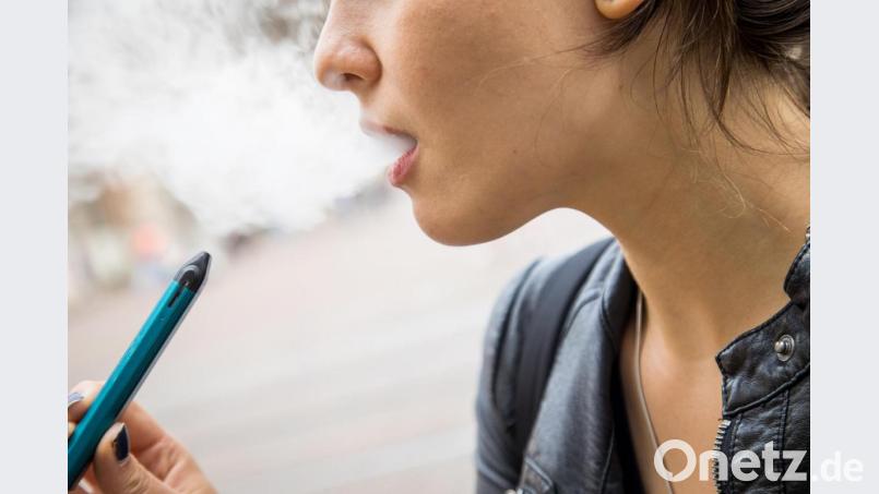 Bei E-Zigaretten wird eine Aroma-Flüssigkeit (Liquid) erhitzt und der daraus entstehende Dampf eingeatmet. Bild: Christin Klose