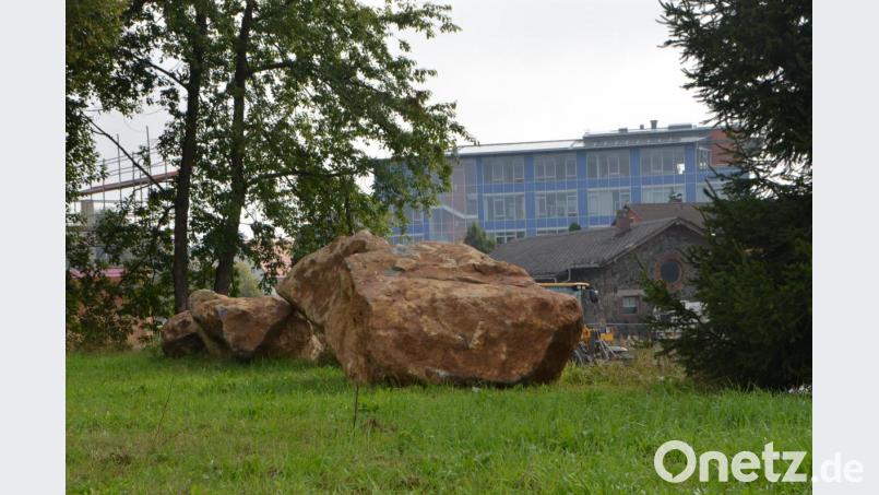 Riesige Felsen kommen beim Bau der neuen Netto-Markt-Filiale an der Lagerhausstraße zum Vorschein. Bild: dob