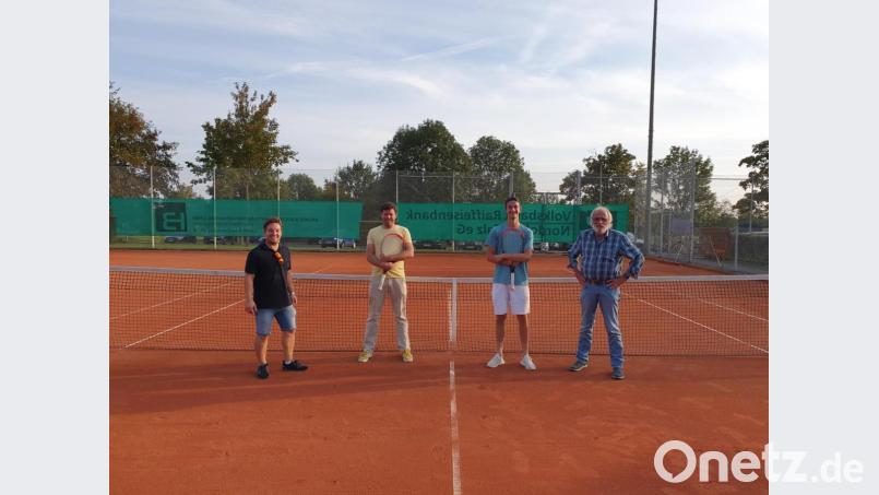 Im Einzel-Endspiel trafen Thomas Hildebrand und Philipp Schmelzer (ab Zweiter von links) aufeinander. Die Siegerehrung nahmen Spartenleiter Michael Dutz (links) und TB-Jahn-Vorsitzender Gerd Priemer (rechts) vor. Bild: TB Jahn Wiesau/exb