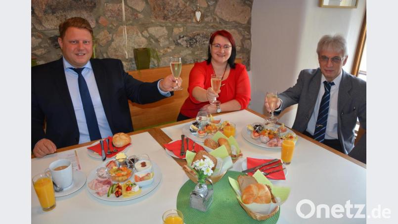 AWO-Kreisvorsitzender Edwin Ulrich (rechts) bedankte sich bei einem Gespräch mit Bürgermeister Stefan Grillmeier im Marktcafé für die Unterstützung der Stadt Mitterteich beim Betrieb des Mehrgenerationenhauses. Dabei wiesen Ulrich und Sonja Haberkorn vom MGH-Team auch auf die neuen Frühstücksangebote hin. Bei der Verkostung einiger Leckereien wurde gemeinsam auf die Zukunft des Hauses angestoßen. Bild: jr