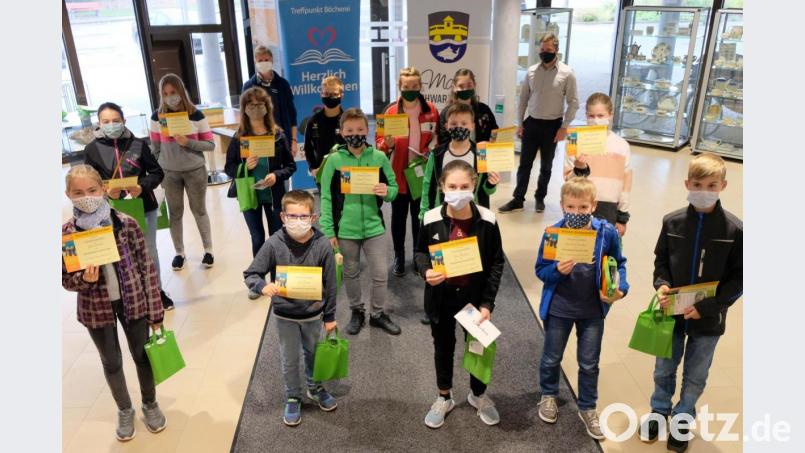 Sie alle hatten während der Ferien zahlreiche Bücher "verschlungen" und durften sich über attraktive Preise aus einer Verlosung sowie Urkunden freuen. Ein Eis für alle Teilnehmer spendierte der Bürgermeister (hinten rechts), was auch Büchereiverantwortliche Manuela Irlbacher (hinten links) gefiel. Bild: mab