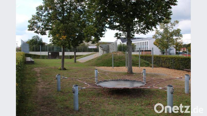 Anwohner wünschen sich Angebote für jüngere Kinder am Spielplatz bei der Grund- und Mittelschule. Rechtlich ist dies wegen einer Förderungsbindung aber ein schwieriges Unterfangen, wird in der Sitzung des Stadtrats deutlich. Bild: sne