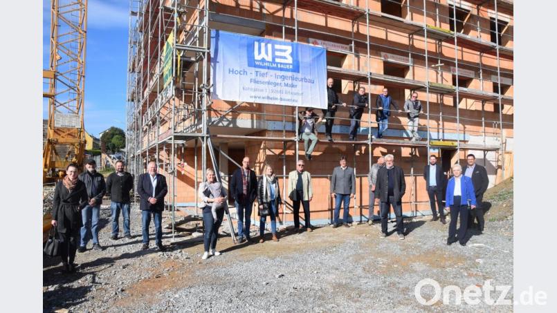 Der Rohbau des ersten Hauses mit zwölf Wohnungen in der Xaver-Lindner-Straße steht. Dem soll ein weiteres gleicher Größe folgen. Bild: fz