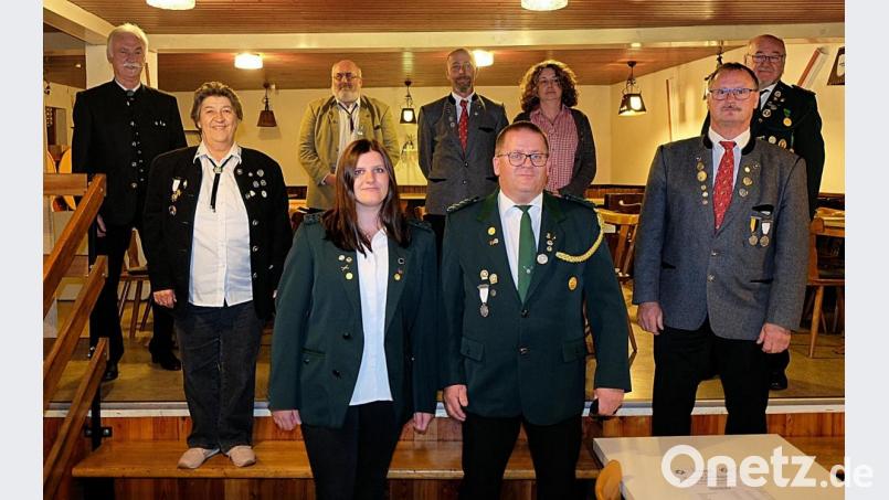 Der Präsident des Oberpfälzer Schützenbundes, Franz Brunner (links), freute sich zusammen mit Gauschützenmeister Wolfgang Schlicht (vorne rechts) über eine gelungene Neuwahl der Gruppe B des Gauvorstands des Schützengaus Steinwald. Beide wünschten vier erfolgreiche Jahre. Bild: bsc