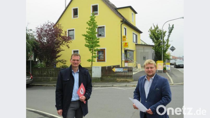 Gemeinsam wollen die Bürgermeister Ernst Schicketanz und Dominik Baschnagel (von links) um den Erhalt der Filiale der Postbank in Altenstadt kämpfen. Bild: adj