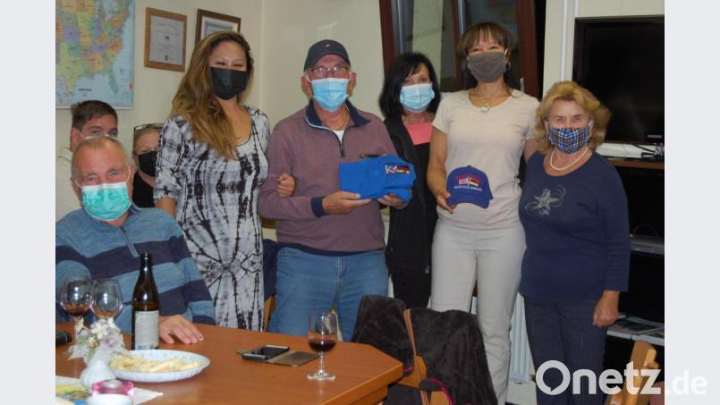 Geschenke zum Abschied überreicht Walter Brunner (stehend, Zweiter von links), der Präsident des Deutsch-Amerikanischen Kontaktclubs, im Beisein seiner Gattin Anni (rechts) und einiger Clubmitglieder an Renée Bonnafon (Zweite von rechts). Bild: az