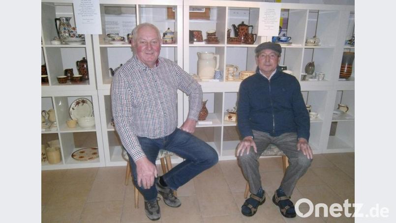 Die Steingutausstellung des Festspielvereins ist am Sonntag, 4. Oktober, bei freiem Eintritt von 14 bis 17 Uhr geöffnet. Zu sehen sind rund 1000 Exponate aus den Dorfner-, Carstens- und Luckscha-Epochen. Ein Teil der Exponate stammt aus dem Nachlass des 2017 verstorbenen Kulturdirektors Michael Popp (rechts). Er weckte 2004 bei den Hirschauern das Bewusstsein für die wirtschaftliche und kulturelle Bedeutung der 130 Jahre währenden Steingutproduktion. Mit dem Festspielvereinsvorsitzenden Altbürgermeister Hans Drexler (links) war er sich in dem Ziel einig, mittelfristig ein Steingutmuseum einzurichten. Bild: u