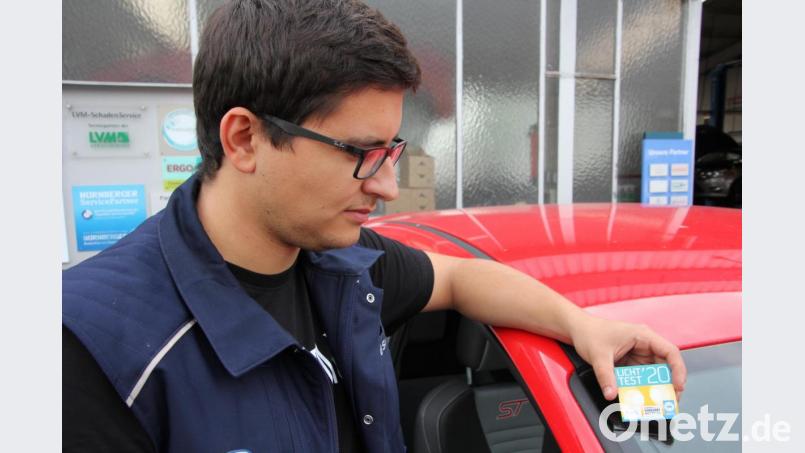 Ist lichttechnisch alles in Ordnung, wird in die Windschutzscheibe eine Lichttestplakette eingeklebt. Bild: kro
