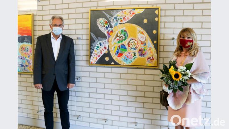 Klinikgeschäftsführer Martin Schmid und Olga Franzke bei der kleinen Vernissage. Bild: Klinikum Fichtelgebirge/exb