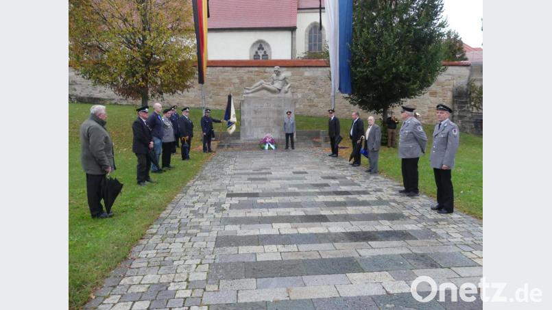Am Kriegerehrenmal gedenken die Ortsvorsitzenden der BSB-Kameradschaften unter anderem den Toten der beiden Weltkriege und der Auslandseinsätze der Bundeswehr. Bild: rn