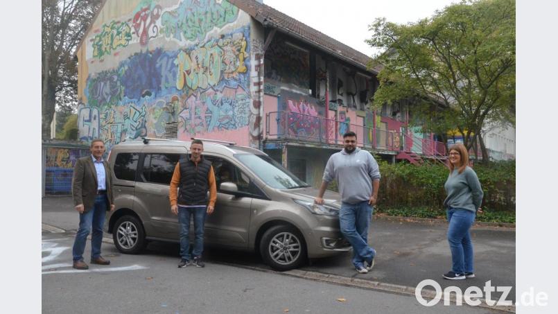 Mitarbeiter und Projektpate des Magischen Projekts freuen sich über den neuen &quot;Ford Tourneo Connect&quot; (von links) Roland Bottke, Benjamin Kahnes, Osman Ismailoglou und Julia Zimmermann (Projektleiterin). Bild: Kunz