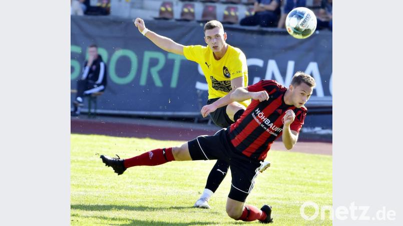 Nach dem Heimspiel ist vor dem Heimspiel: Der FC Amberg (hinten Martin Popp) erwartet eine Woche nach dem 3:2-Sieg gegen den SC Luhe-Wildenau den FC Wernberg. Diesmal wurden 400 Zuschauer ins Stadion am Schanzl. Bild: Hubert Ziegler