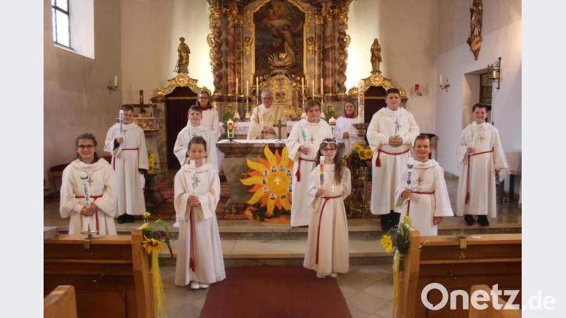 Pfarrer Eugen Wismeth mit den Erstkommunionkindern (vorne, von links) Laura Borowski, Helena Tyrock, Sophie Stöckerl, David Zintl sowie (hinten, von links) Andreas Höcherl, Sandro Hirn, Tobias Leopold, Constantin Scherr und Moritz Braun. Bild: amö