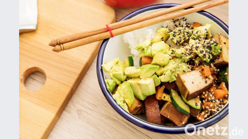 Aus Tofu, Avocado und anderen Zutaten lässt sich eine schmackhafte Bowl zubereiten. Bild: Christin Klose