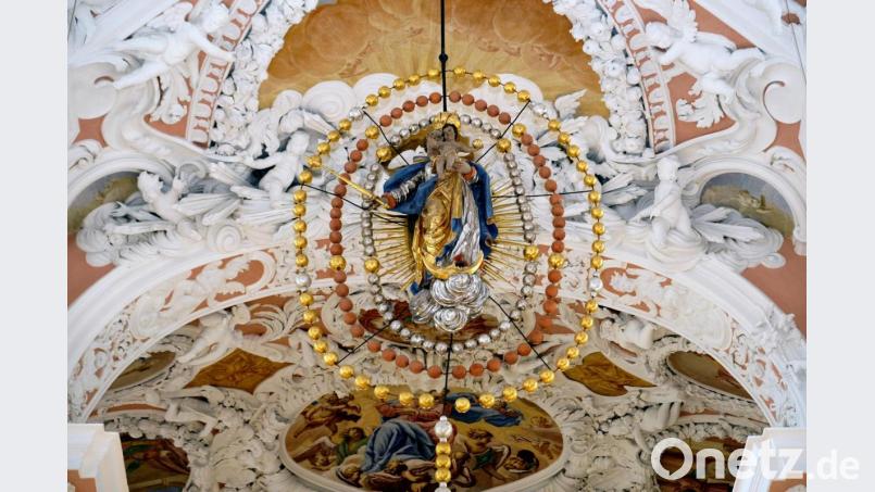 Mitten im Kirchenschiff der Klosterkirche grüßt die Rosenkranzkönigin die Gläubigen. Zu ihren Ehren wird alljährlich das Rosenkranzfest gefeiert. Bild: do