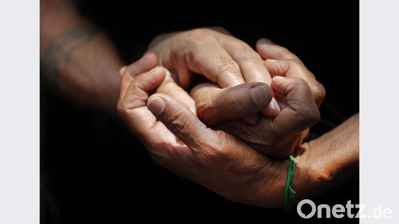 Die Hand eines geliebten Menschen am Sterbebett halten: Vielen spendet schon eine kleine Geste Trost. Symbolbild: Hussein Malla/dpa