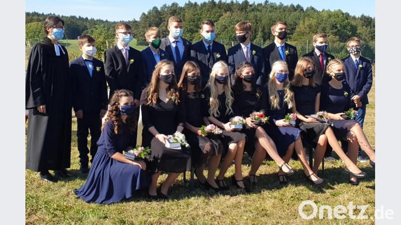 Pfarrerin Anja Matthalm mit den 17 jungen Leuten, die nach ihrer Konfirmation vollwertige Glieder der Kirchengemeinde sind. Bild: exb
