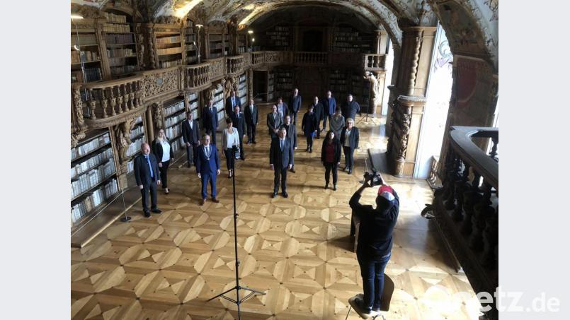Für die Bildergalerie im Rathaus fotografierte Dominik Garben in der Klosterbibliothek den neuen Stadtrat. Bild: Stadt Waldsassen/exb