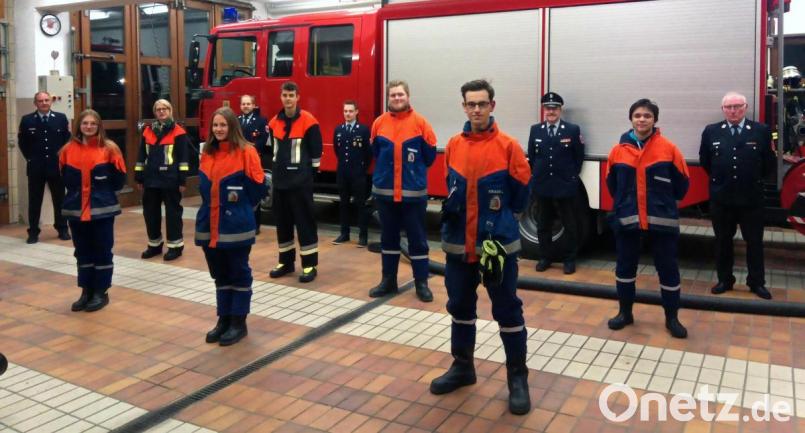 Die erfolgreichen Feuerwehranwärter aus Floß und Neuenhammer mit dem Prüfungsteam im Hintergrund. Bild: exb