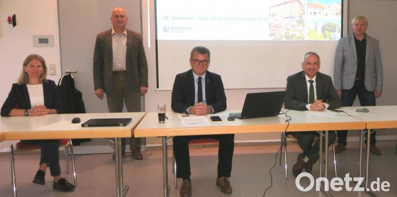 ILE-Managerin Tanja Weinberger, stellvertretender Vorsitzender Walter Schauer, Vorsitzender Martin Birner, Behördenleiter Thomas Gollwitzer und stellvertretender Vorsitzender Michael Reith (von links) zogen für die Arbeit im Bündnis „Integrierte Ländliche Entwicklung Schwarzach-Regen“ eine erfolgreiche Zwischenbilanz. Bild: rhi