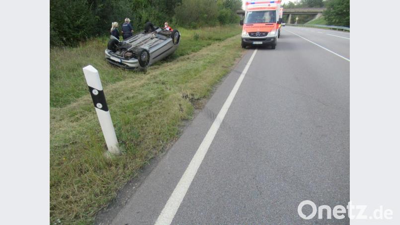Auf der B 85 bei Ebermannsdorf steuerte ein 39-Jähriger seinen Toyota Yaris in den Straßengraben. Das Auto überschlug sich. Der Fahrer hatte fast zwei Promille. Bild: piam