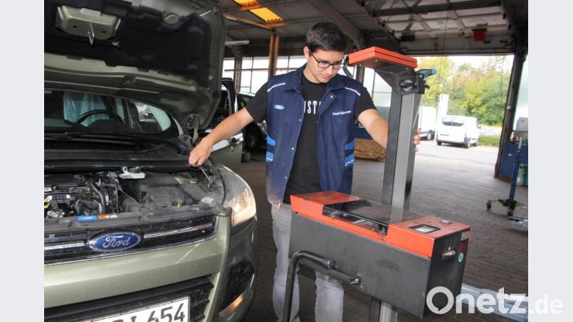 Kfz-Meister Andreas Weis beim Einstellen des Abblendlichtes. Bild: kro
