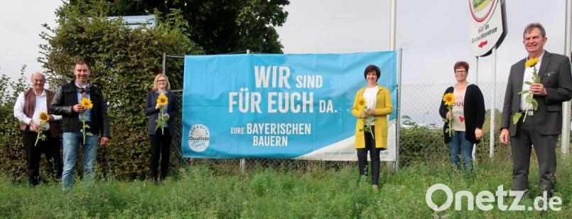 Josef Witmann, Hubert Piehler, Manuela Pronath, Sabine Schindler, Heike Klein und Josef Irlbacher (von links) werben mit dem neuen BBV-Slogan „Wir sind für euch da“ beim Verbraucher für Vertrauen. Bild: Hirsch