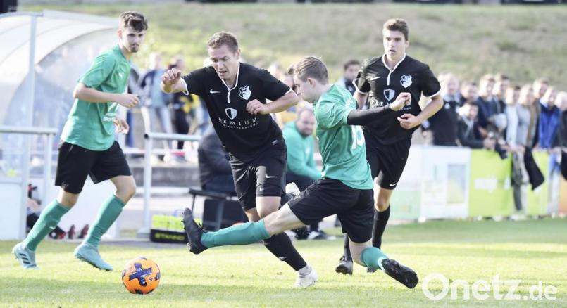 Der Riedener Linksverteidiger Tim Vögele (rechts) grätscht energisch zum Ball, doch aller Einsatz half nichts. Der ASV Haselmühl gewann das Vilstalderby mit 4:1. Bild: Hubert Ziegler