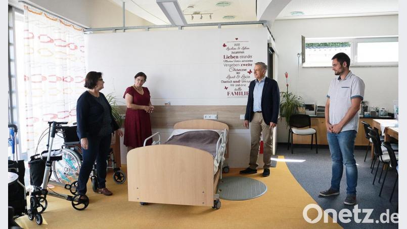 Ein Bett, das einem beim Aufstehen hilft. Diese und viele andere Innovationen für das bedarfsgerechte Wohnen zuhause gibt es in der Musterwohnung in Tirschenreuth zu sehen. Das Bild zeigt Landrat Roland Grillmeier (Zweiter von rechts) bei einem Besuch mit Anita Busch, Regierungsdirektorin Regina Keste und stellvertretendem Sachgebietsleiter Tobias Gabel. Bild: Stefan Malzer, Landkreis Tirschenreuth/exb