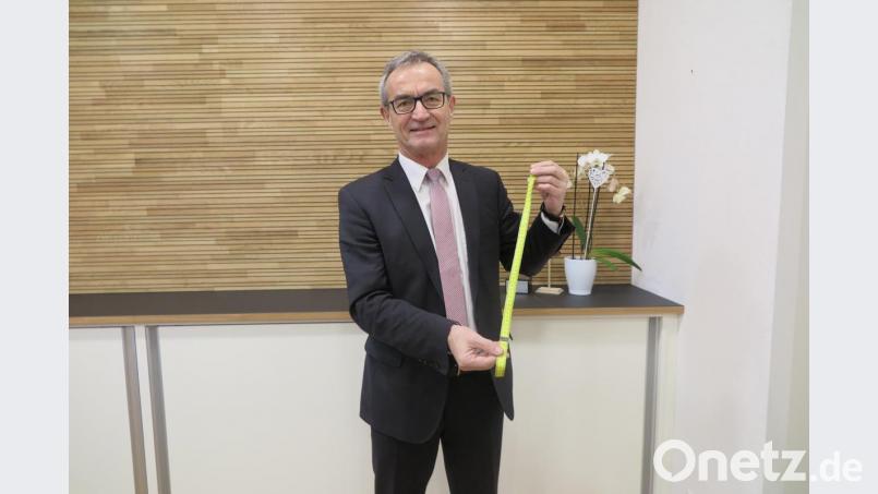 Als ehemaliger Soldat hat Bürgermeister Werner Nickl auch jetzt zum Ende dieser Dienstzeit ein Maßband immer am Mann. Bild: jzk