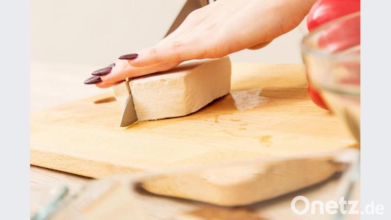 Naturbelassenes Tofu schmeckt neutral und lässt sich nach Geschmack mit Gewürzen aufpeppen. Bild: Christin Klose