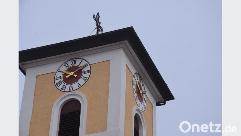 Die Kirchturmuhr ist ein Wahrzeichen des Marktes. Die Rechnungsprüfungsstelle des Landratsamts stellt jedoch regelmäßig die Wartungskosten auf den Prüfstand - es geht um jährlich 71 Euro. Bild: bö