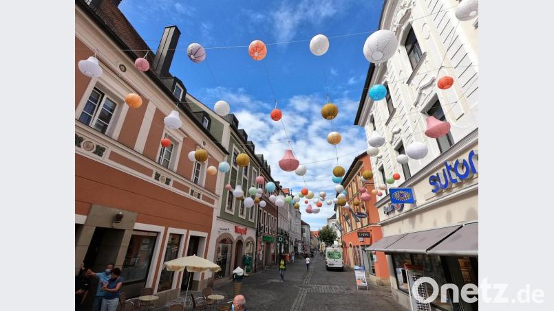 Der Stadtmarketingverein hat dazu beigetragen, die Amberger Altstadt im Corona-Sommer aufzumöbeln - mit bunten Lampions in der Fußgängerzone zum Beispiel. Archivbild: Petra Hartl