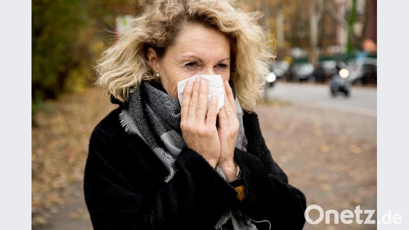 Schnupfen ist ein typisches Erkältungssymptom. Foto: Christin Klose/dpa-tmn Bild: Christin Klose