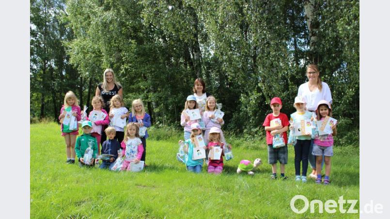 Das Büchereiteam veranstaltete ein Lese-Picknick mit den Kindergartenkindern. Bild: Stadtbücherei/exb