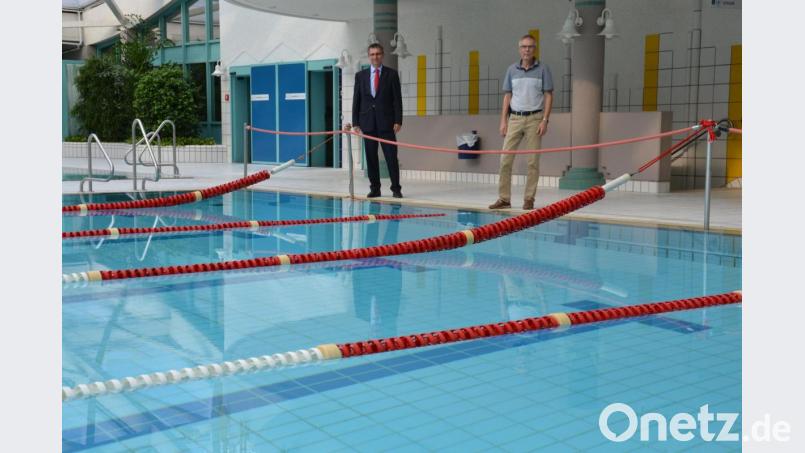 Was sich im Hockermühlbad laut Stadtwerke-Chef Stephan Prechtl (links) und Bäderleiter Günter Schwarzer bewährt hat, gilt künftig auch für das Kurfürstenbad: Schwimmer müssen sich an eine Einbahnregelung halten. Bild: tk