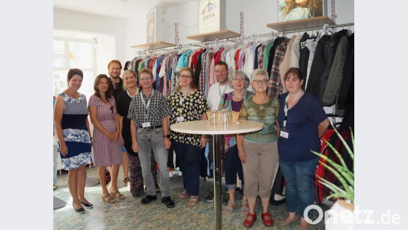 Elke Reinhart und ihr Team feiern zusammen mit vielen Gästen die Eröffnung des neuen „Emma-Ladens“. Bild: weu