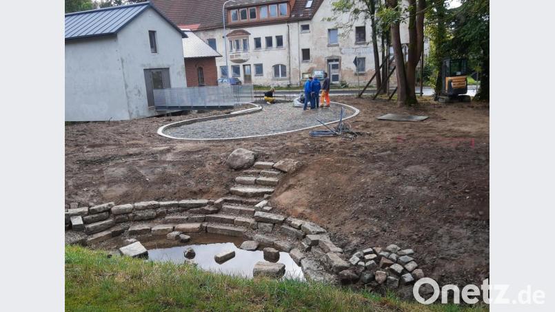 Das Schlachthaus steht kurz vor der Eröffnung. Am Kirchweihsamstag, 17. Oktober, ist es soweit. Derzeit wird fest an den Außenanlagen gewerkelt. Gut gelungen ist die Bachaufweitung. Bild: ld