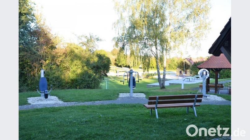 Für badefreie Tage fordern die Behörden nun eine strikte Abriegelung des Vitalparks (im Vordergrund) zu den Badebecken (im Hintergrund) der Freizeitanlage &quot;Bäckeröd&quot; Bild: fjo