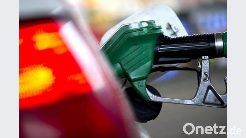 An einer Tankstelle steckt ein Zapfstutzen einer Zapfsäule im Tank eines Autos. Symbolbild: Arno Burgi/dpa
