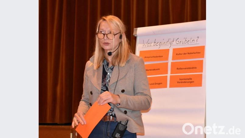 Angelika Kasseckert sprach iim Jugendheim über das Thema: "Raus aus dem Gedankenkarussell". Bild: rgr