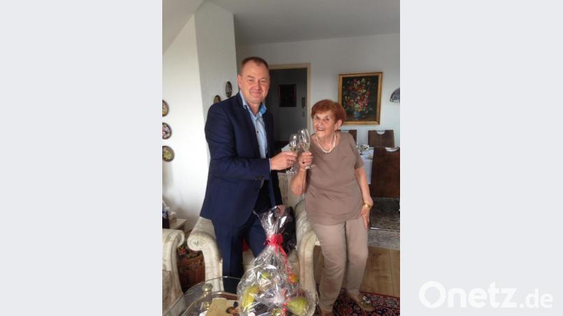 Bürgermeister Erich Meidinger gratuliert Irmgard Knieriemen zum 90. Geburtstag. Bild: wec