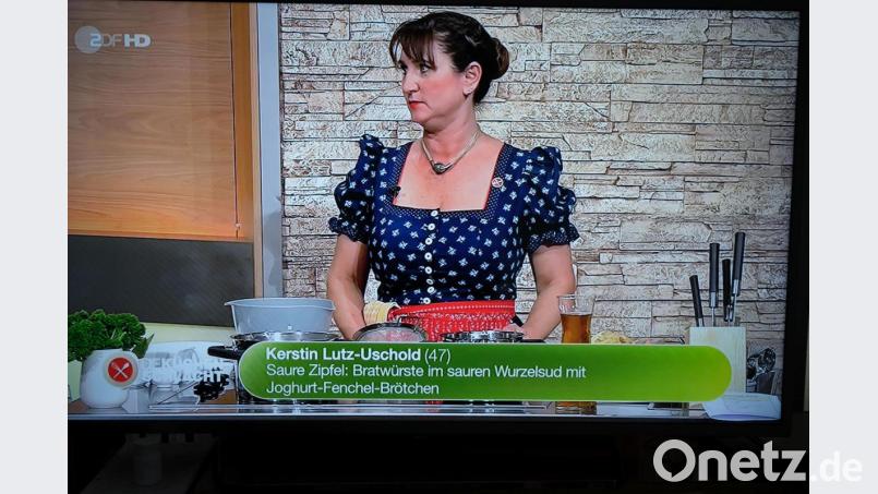 „Saure Zipfel: Bratwürste in saurem Wurzelsud mit Joghurt-Fenchel-Brötchen“ bereitete die Hirschauer Friseurmeisterin Kerstin Lutz-Uschold am zweiten Tag der ZDF-Küchenschlacht zu. Screenshot: ZDF
