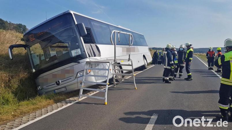 Am Donnerstagnachmittag landete ein Bus in einem Straßengraben zwischen Paulsdorf und Engelsdorf. Bild: Christopher Dotzler