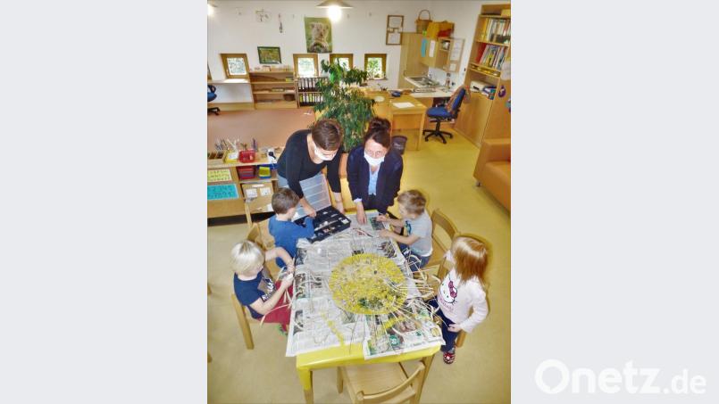 Die letzten Handgriffe: Alisha, Jonas, Anton und Lucian verleihen ihrer Sonne den schönsten Glanz. Bild: jml