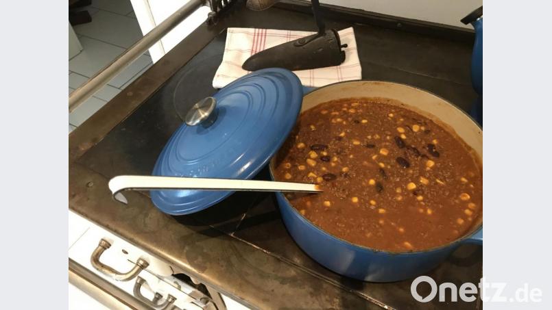 Zwei Stunden muss das Wild-Chili auf niedriger Stufe köcheln, dann ist es perfekt. Bild: Michael Schiffer