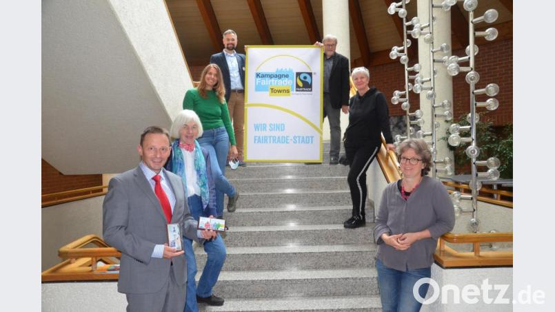 Die Lenkungsgruppe "Fairtrade Town" mit Oberbürgermeister Jens Meyer. Bild: Kunz